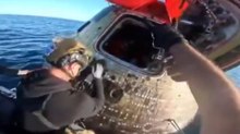 Il nuovo video dello spashdown di Orion: i sommozzatori aprono il portellone, l'applauso agli astronauti