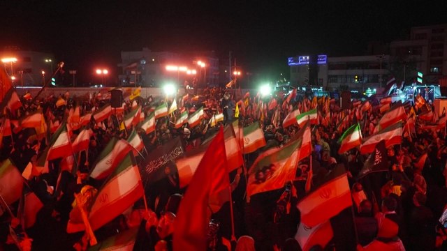 Proteste in Iran contro il blocco di Hormuz: a Teheran migliaia di persone in piazza