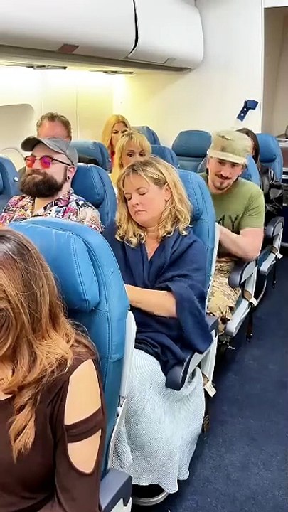 He surprised her on the plane! Nobody expected it❤️❤️✨