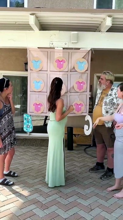 Soldier returns home to surprise wife with the gender of their baby 🥹💪🏻💪🏻🤩