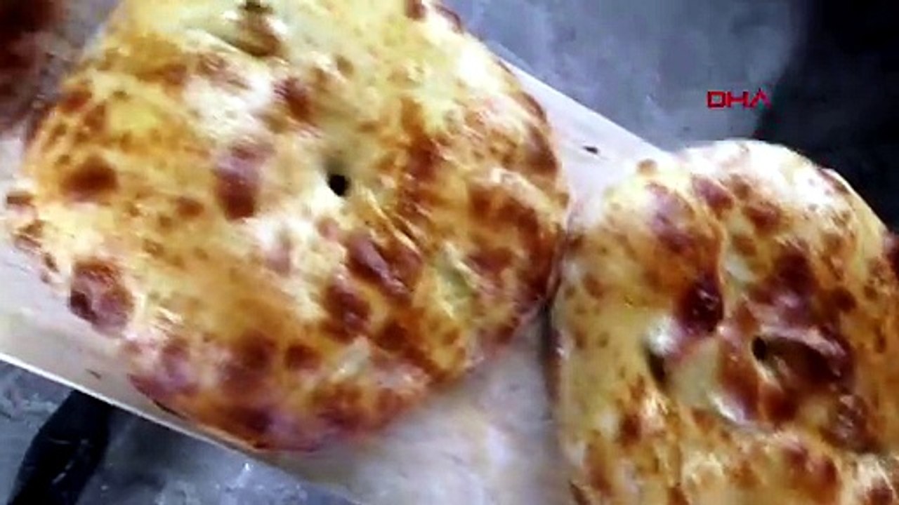 Asırlık ekşi mayalı köy ekmeği ve katmer geleneğini iki komşu imece usulü yaşatıyor