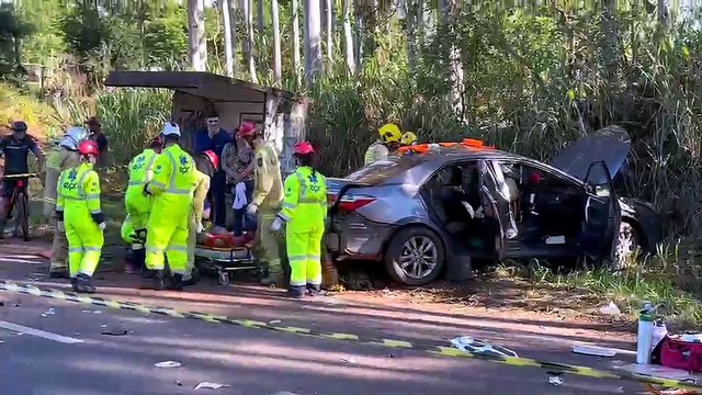 Quatro pessoas ficam feridas, uma em estado gravíssimo, em colisão na PR-323, entre Umuarama e Lovat