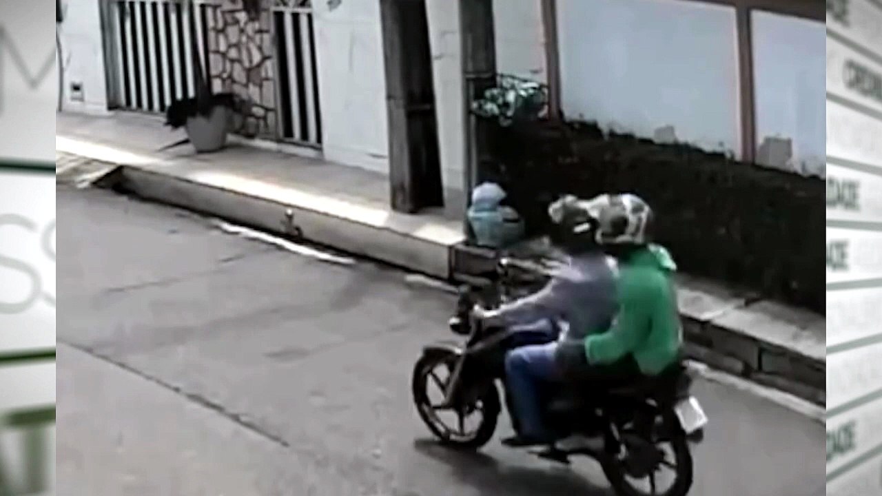 Parado por dois assaltantes, cidadão usa guarda-chuva como escudo contra balas.