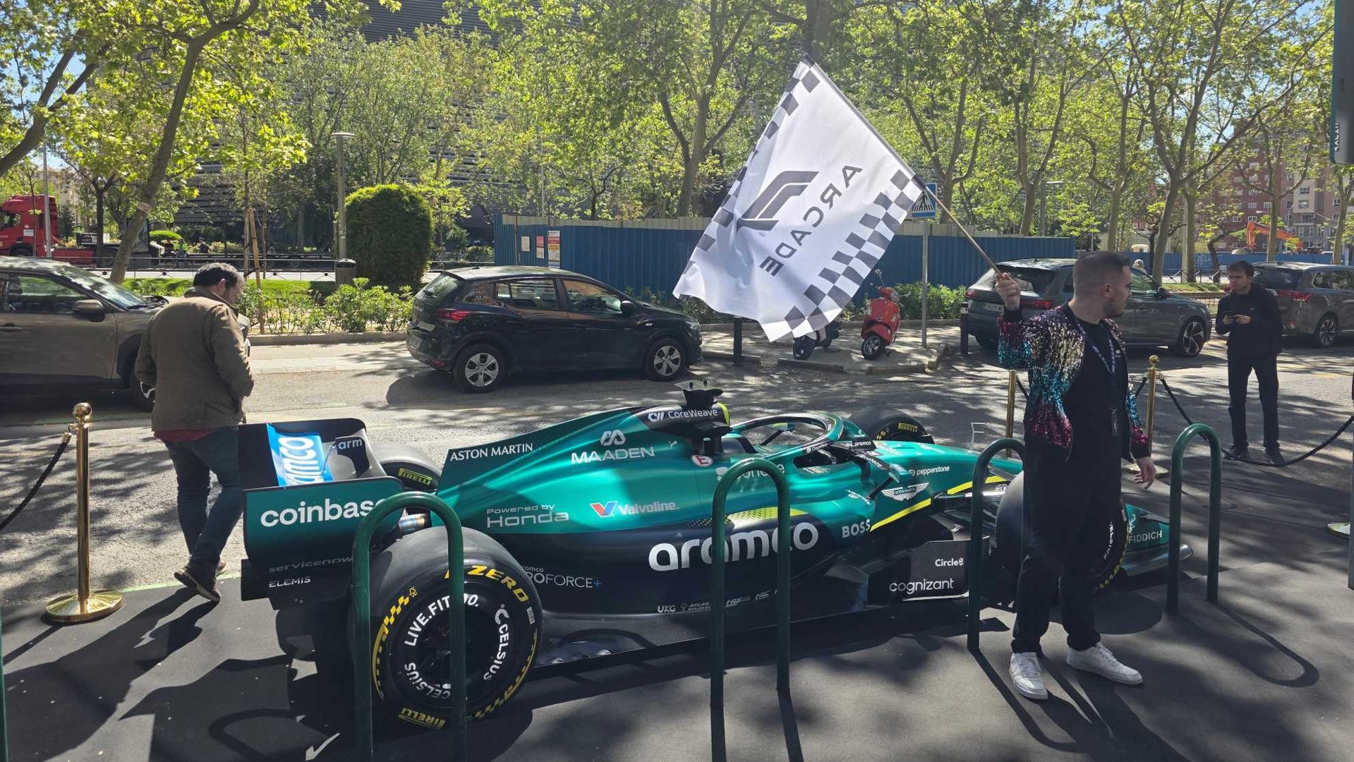 ¿Qué hace el Aston Martin de Alonso aparcado frente al Bernabéu?