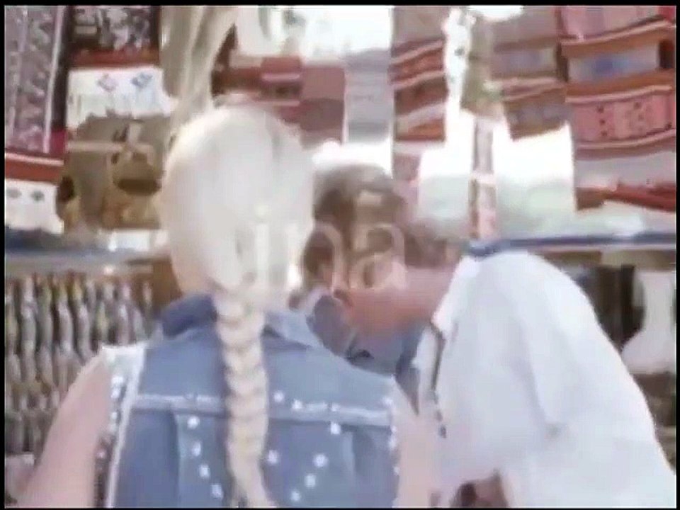 1973 - Johnny Hallyday - Johnny et Sylvie à Djerba avec les Miss dans “Miss Belgique / Miss RTB” (18 Mai)