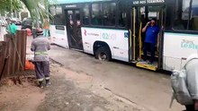 Segunda cratera na rua Dona Leopoldina engole pneu de ônibus, em Fortaleza