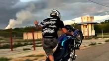 Jovem morre e irmão fica ferido após colisão frontal durante 'grau' em motos