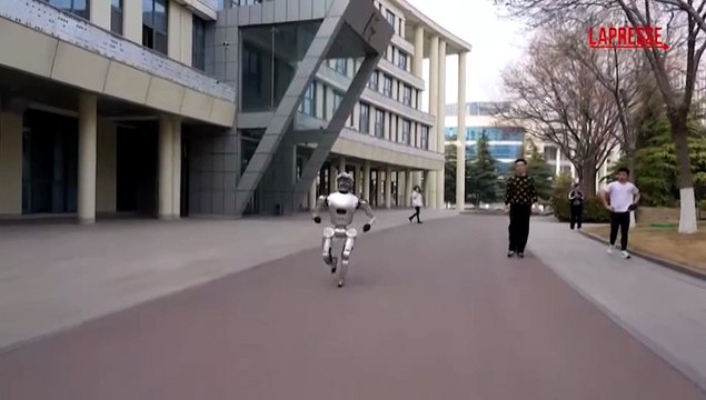 Cina, team di 70 ingegneri perfeziona robot umanoidi