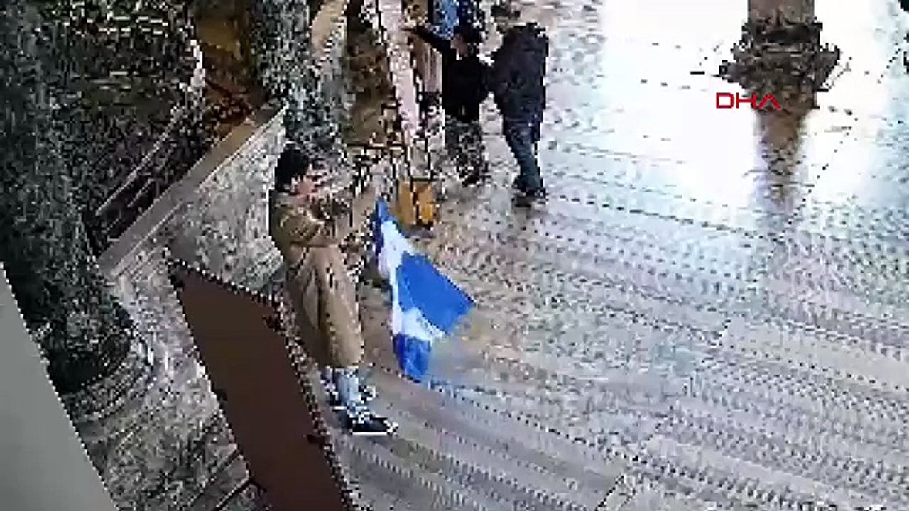 Ayasofya'da alçak provokasyon: İki Yunan turist Bizans bayrağı açtı