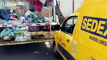 Caminhão da coleta de lixo reciclável bate em carro dos Correios estacionado em Toledo