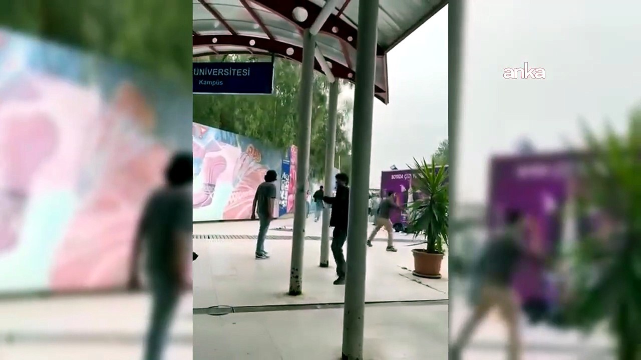 Ege Üniversitesi'nde bildiri dağıtımına saldırı: Öğrenciler palayla yaralandı