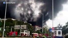 Impresionante incendio en un aparcamiento de coches BYD en China
