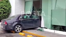 Auto se impacta contra sucursal de banco en avenida Fidel Velázquez