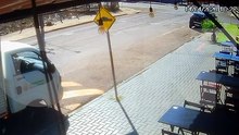 Câmera registra colisão entre carros no cruzamento das Ruas Vitória e Sete de Setembro