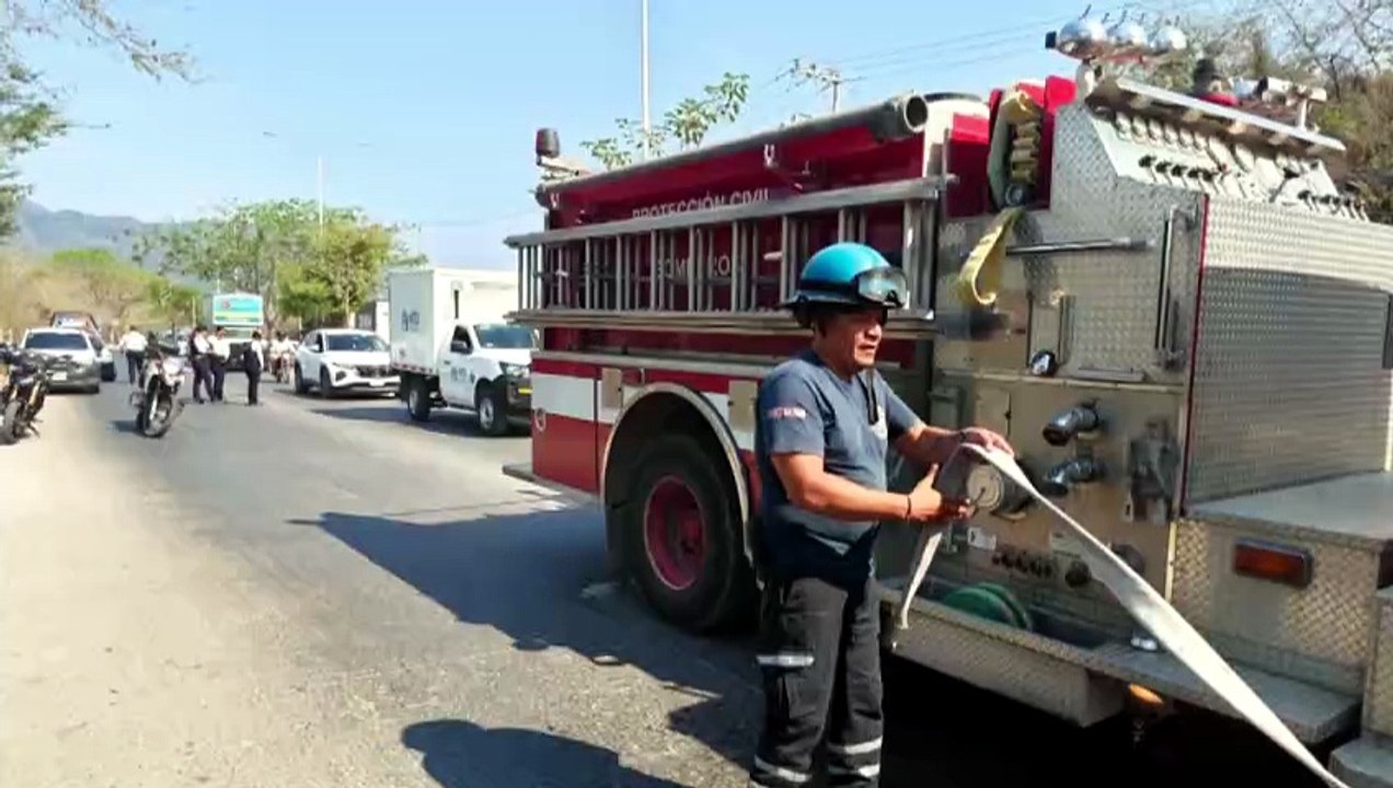 Motociclista quema su moto tras persecución en Vallarta | CPS Noticias Puerto Vallarta
