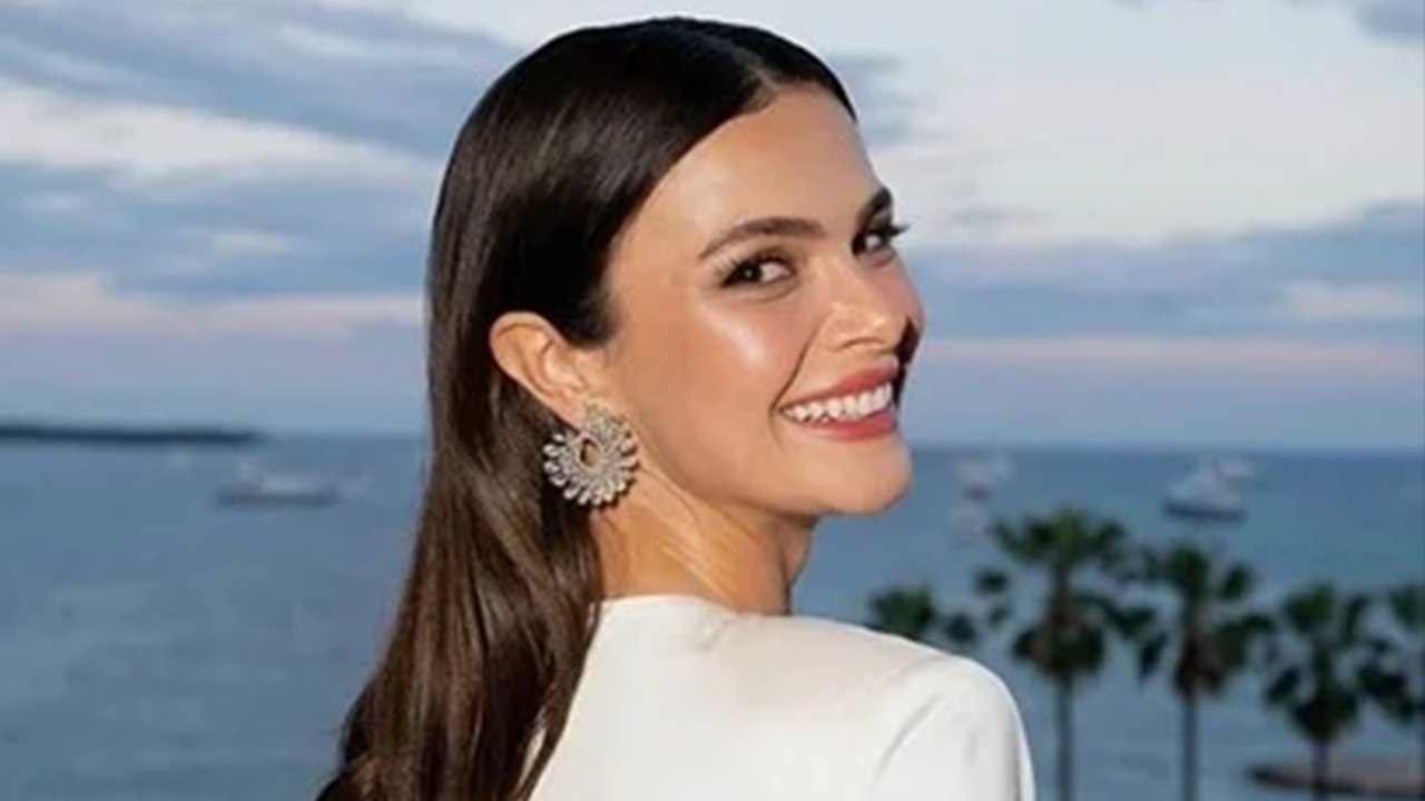 بطلة المدينة البعيدة ممنوعة من السفر وحبيبها يدعمها برسالة مؤثرة