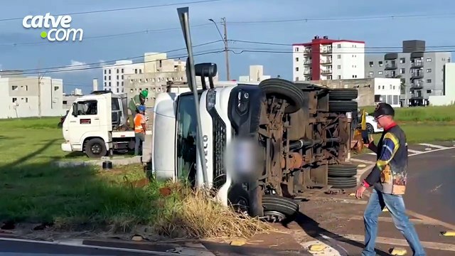 Caminhão carregado com blocos de concreto tomba em rotatória em Cascavel
