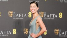 Rosamund Pike se sintió abrumada por 'emociones confusas' tras ganar su primer premio Olivier