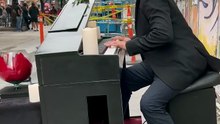 Entre acordes y recuerdos: el piano de Alan Zertuche que transforma las calles en magia