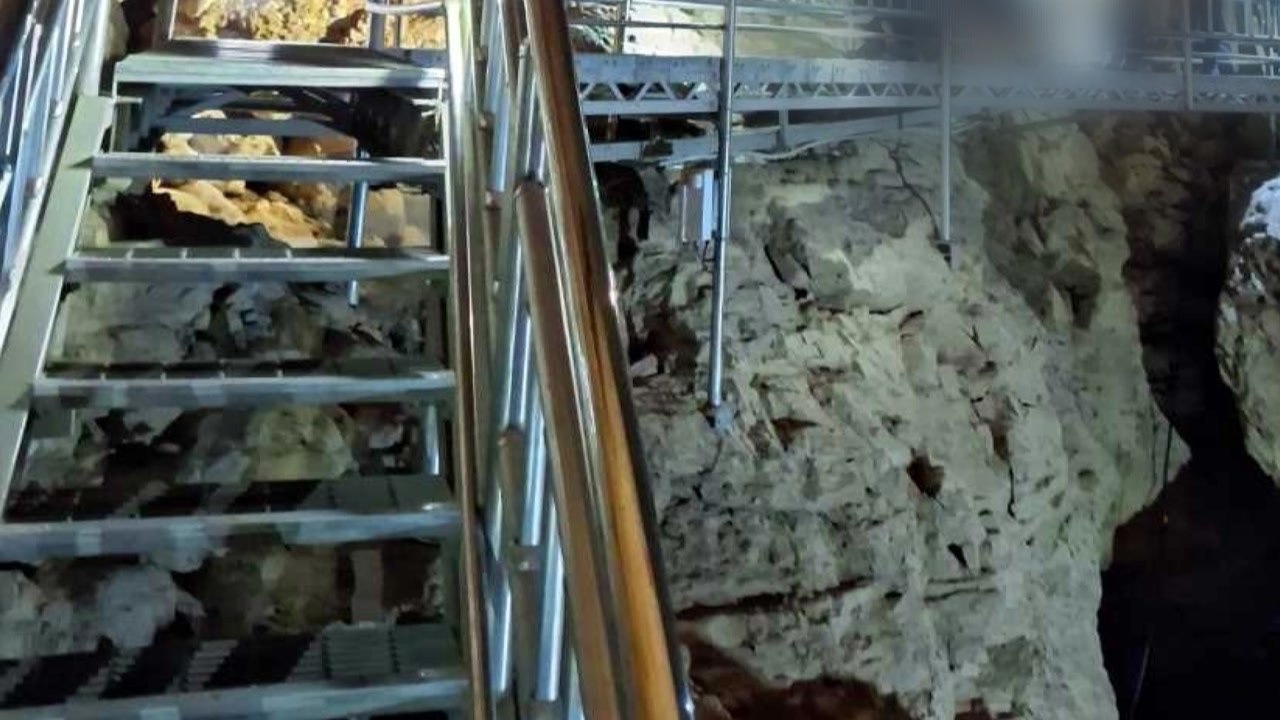 삼척 환선굴 전망대서 60대 관광객 추락해 숨져 / YTN