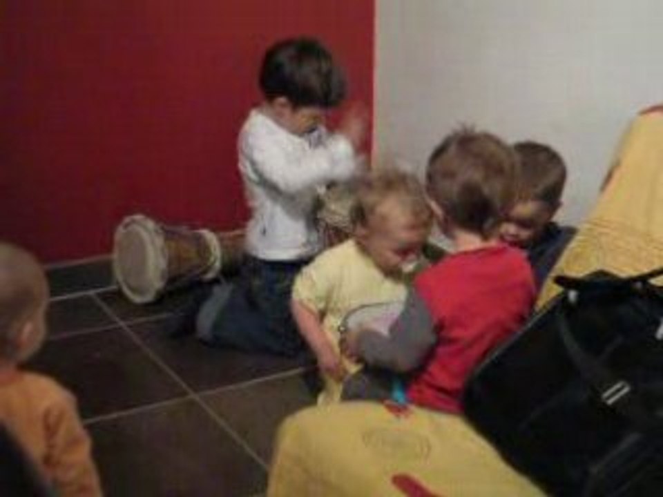 Axel danse au son du Tam Tam !