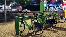 Estação de bicicletas elétricas começa a funcionar em fase experimental em Cascavel