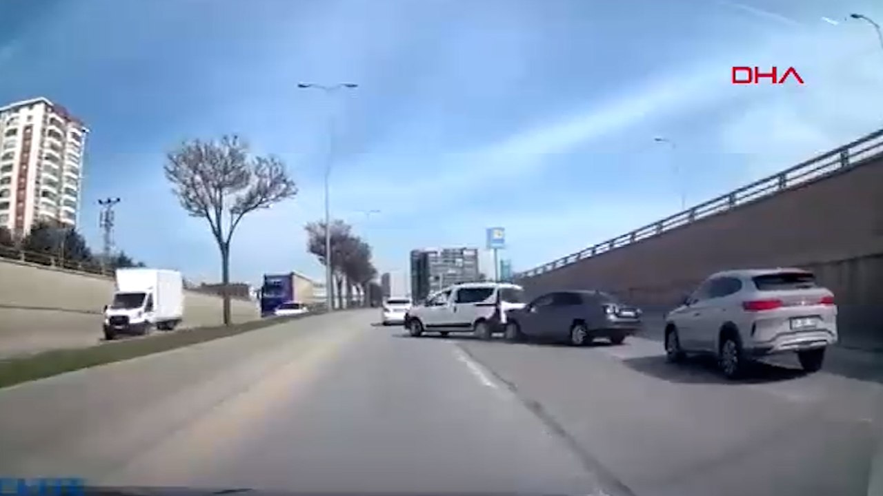 Ankara’da makas atan otomobil, hafif ticari araca çarptı: kaza anı kamerada