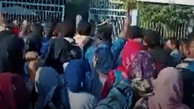 ग्रेटर नोएडा: अब विरोध में उतरे यूनिवर्सिटी कर्मचारी, प्रदर्शन