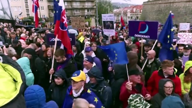 Πλήθη στη Μπρατισλάβα απορρίπτουν το σχέδιο Φίτσο για κατάργηση ψήφου εξωτερικού