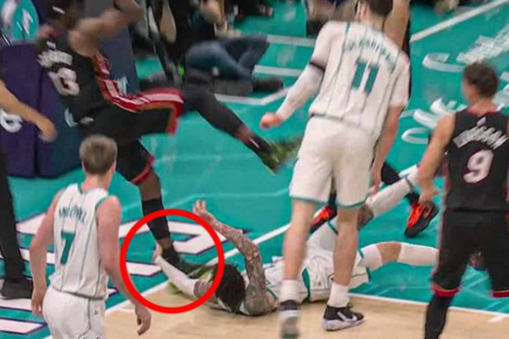 LaMelo Ball se libra de la suspensión por lesionar a Adebayo, pero es multado por "temerario" y grosero