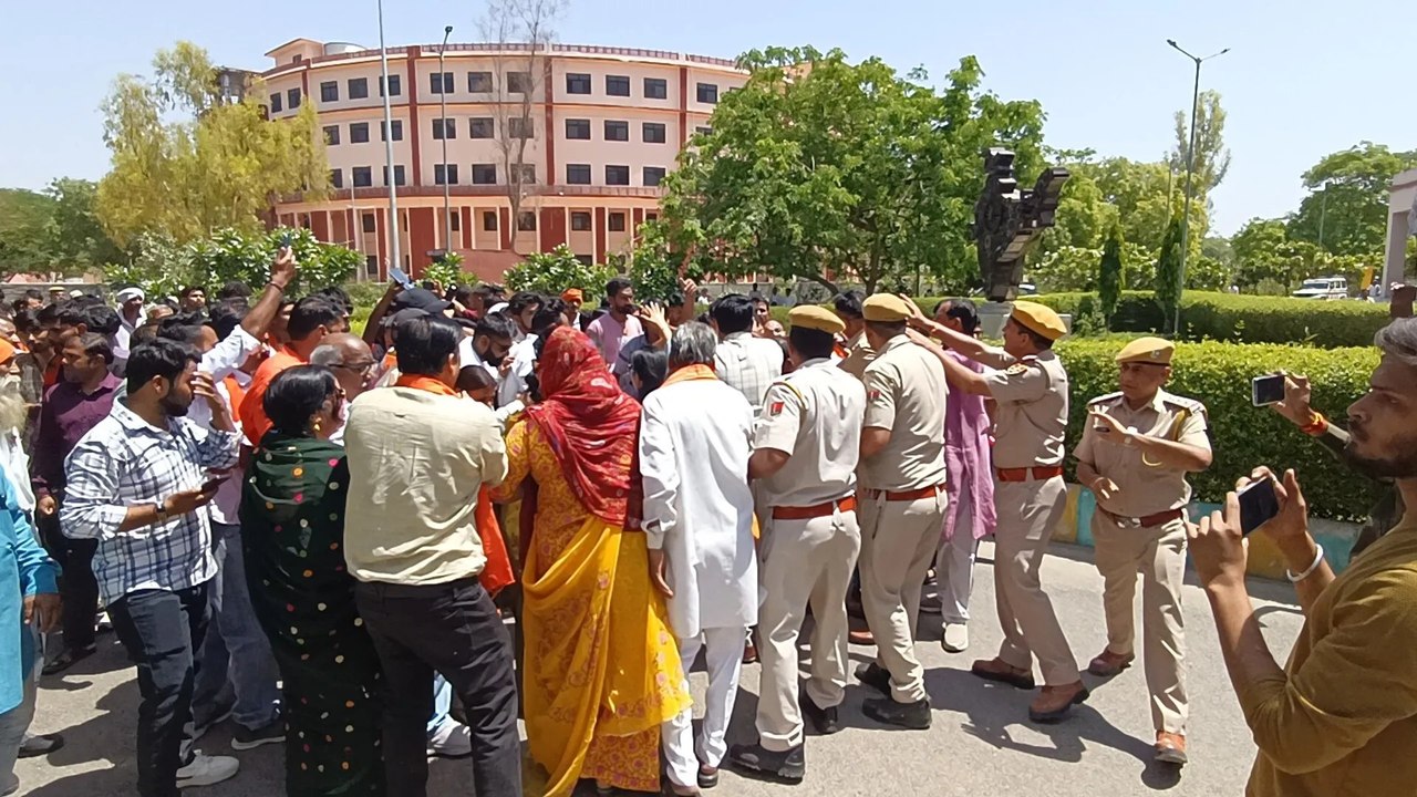 मिनी सचिवालय के अंदर पहुंचे हिंदूवादी संगठन के लोग