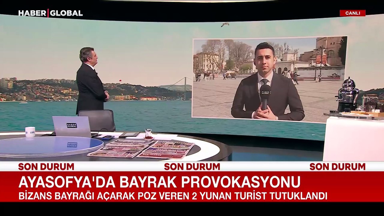 Ayasofya'da Bizans bayrağı açarak poz veren iki Yunan turist tutuklandı
