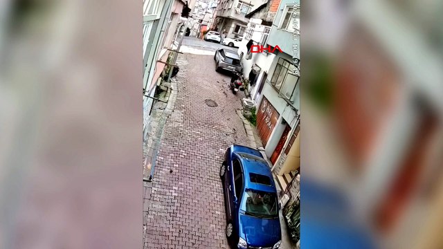 'Örümcek Adam' gibi tırmandı! 3’üncü kattaki daireden çantayı çaldı: O anlar kamerada