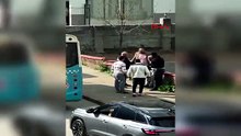 Tekerlekli sandalyedeki babasını azarladı! Mahalledeki gençler tarafından dövüldü