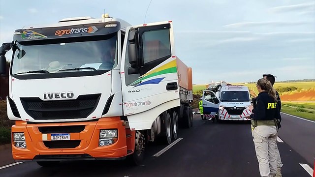 Caminhão fica destruído após forte colisão na BR-163, em Cascavel