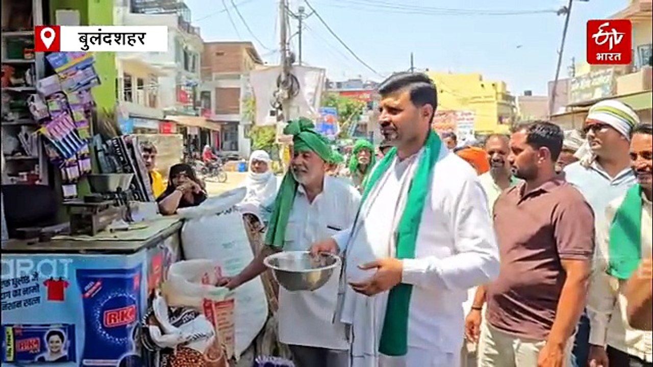 बुलंदशहर : अधिकारियों को 'रिश्वत' देने के लिए किसानों ने फैलाया हाथ, कटोरा लेकर सड़कों पर मांगी भीख