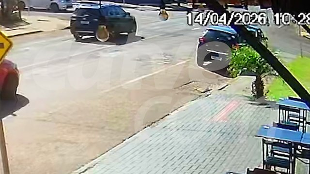Câmera flagra carro furando preferencial antes de batida em Cascavel