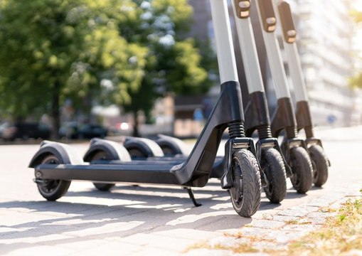 Monopattini elettrici: obbligo di targa, assicurazione e casco