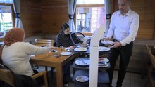 Edirne’de üniversitenin sosyal tesislerinde robot garson dönemi