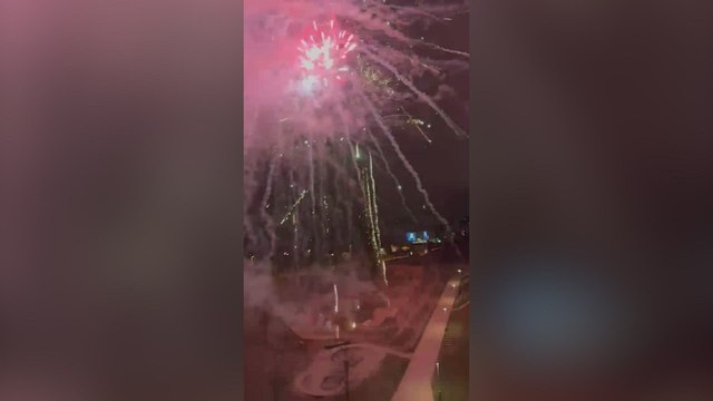 Fuegos artificiales a las puertas del hotel del Real Madrid la noche antes de jugar contra el Bayern