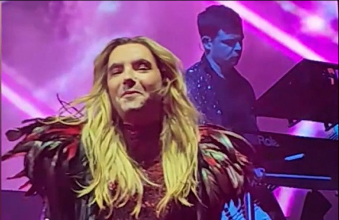 Bill Kaulitz berichtet über eine wilde Party im Familienhotel