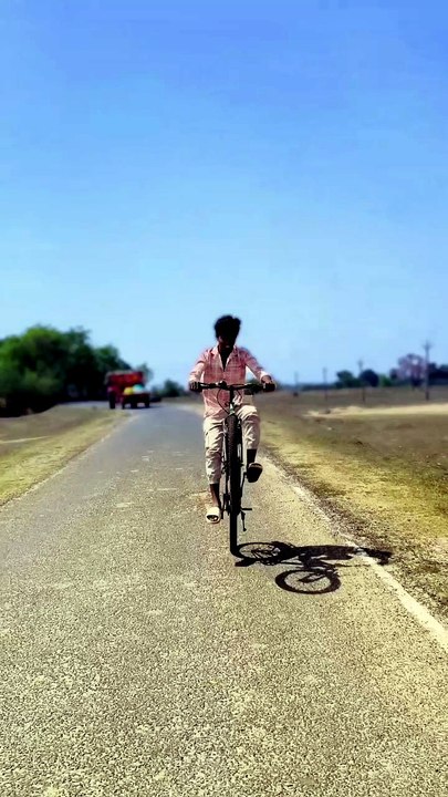 साइकिल पर खतरनाक व्हीली स्टंट! 🚲🔥 | Amazing Cycle Wheelie Skills