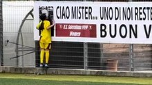 Calciatrice della Salernitana U15 fa gol e bacia la foto dell'allenatore scomparso