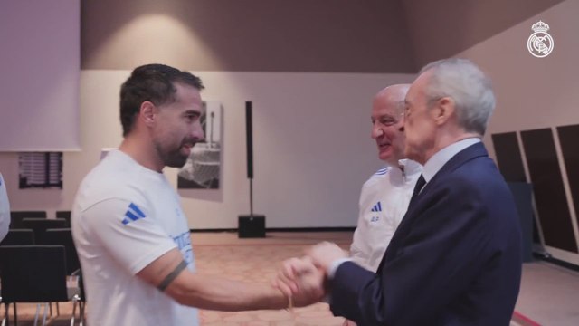 El saludo de Florentino con los jugadores antes de la remontada