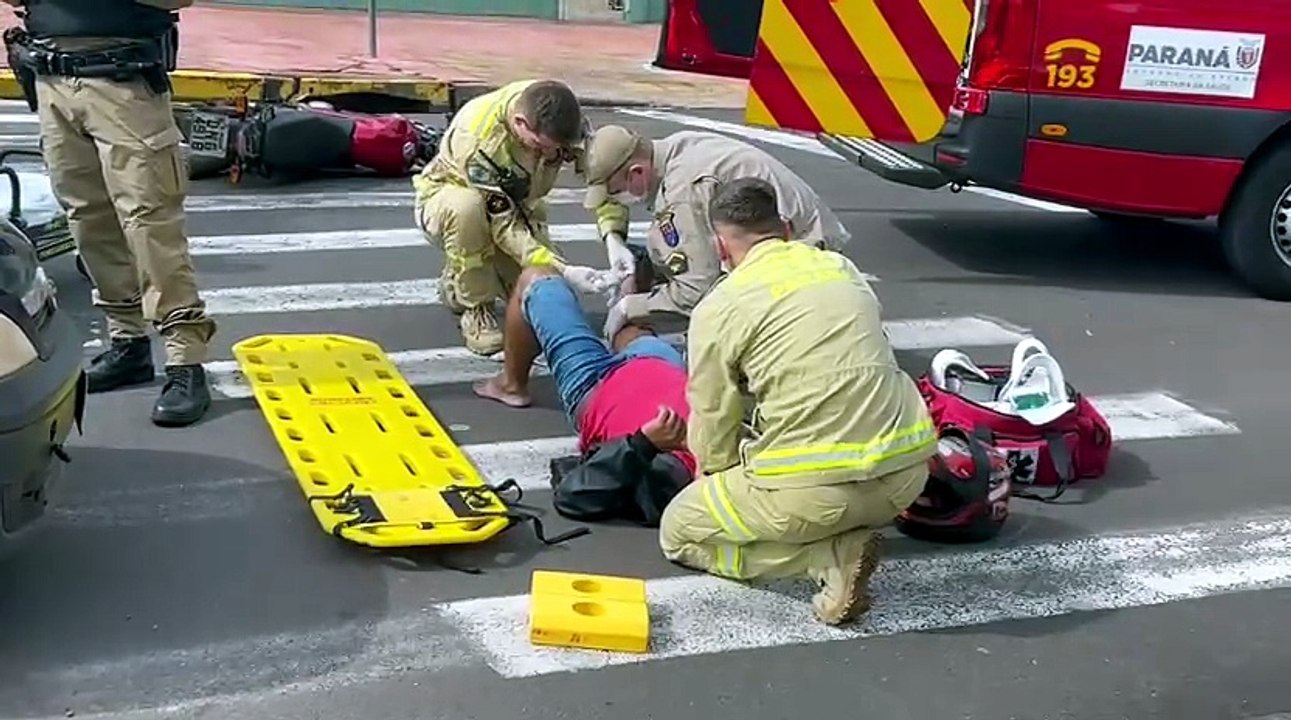 Acidente entre carro e moto termina com homem ferido e veículos apreendidos