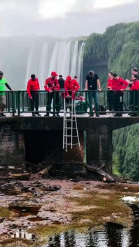 Parque realiza retirada de moedas nas Cataratas do Iguaçu durante operação de limpeza