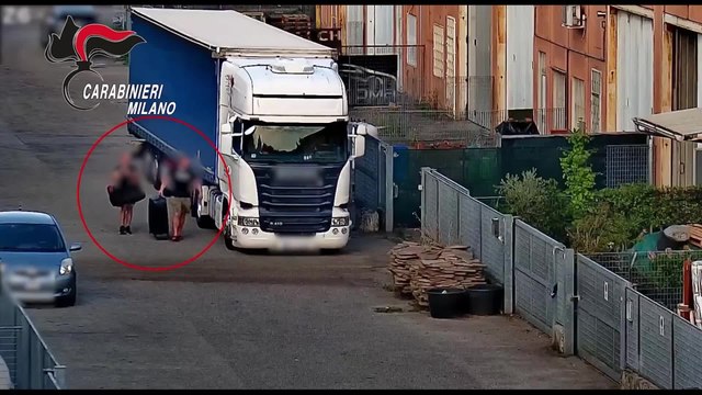 Milano, il momento dell'irruzione dei carabinieri nel capannone a Sesto San Giovanni dove la banda stoccava la droga