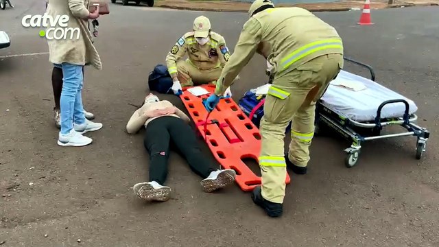 Flagra: moto fura preferencial e atinge em cheio carro em Cascavel