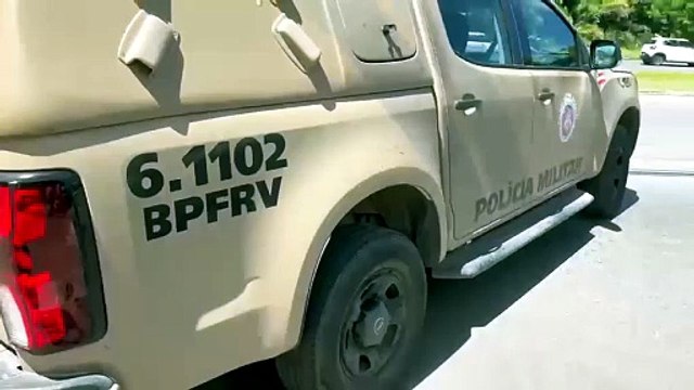 Dois homens capotam com carro roubado e são presos em flagrante, em Salvador