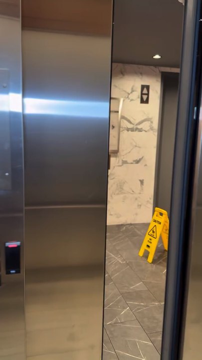When Thug Meets Corporate in the Elevator 😂😂😂